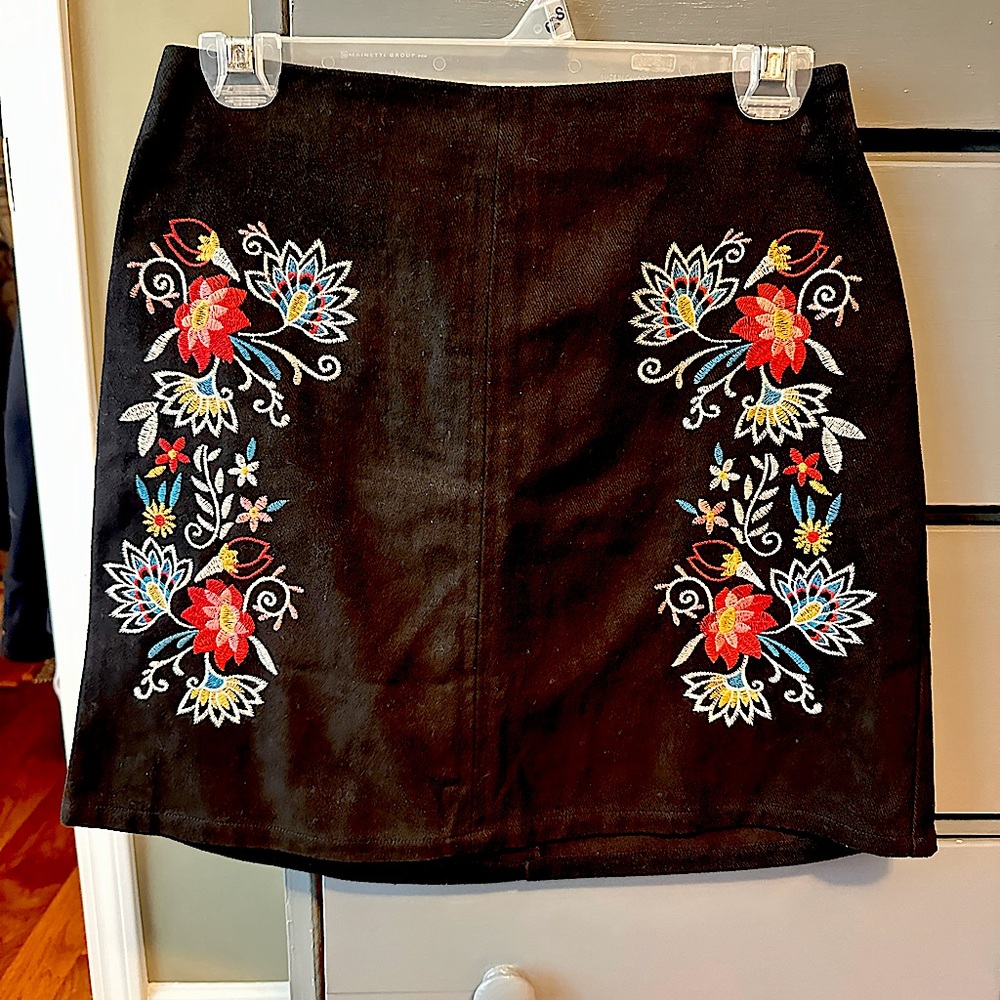 Francesca’s - Miami embroidered Skirt S